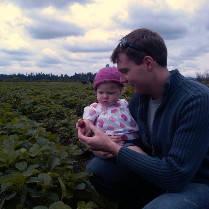 Dad-and-daughter-in-strawberry-field